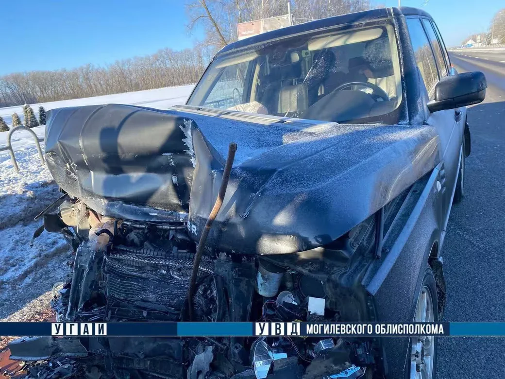 1 февраля 2026 года. Range Rover врезался в стоящий грузовик на трассе М-4 в Могилевском районе.  