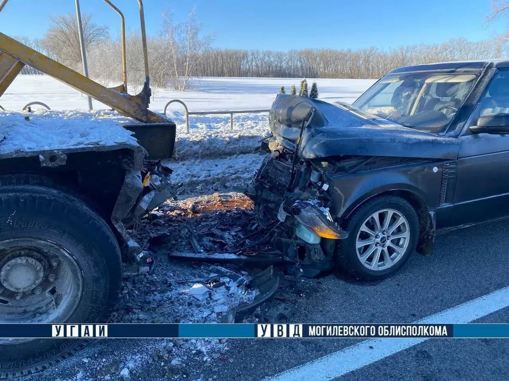 1 февраля 2026 года. Range Rover врезался в стоящий грузовик на трассе М-4 в Могилевском районе.  