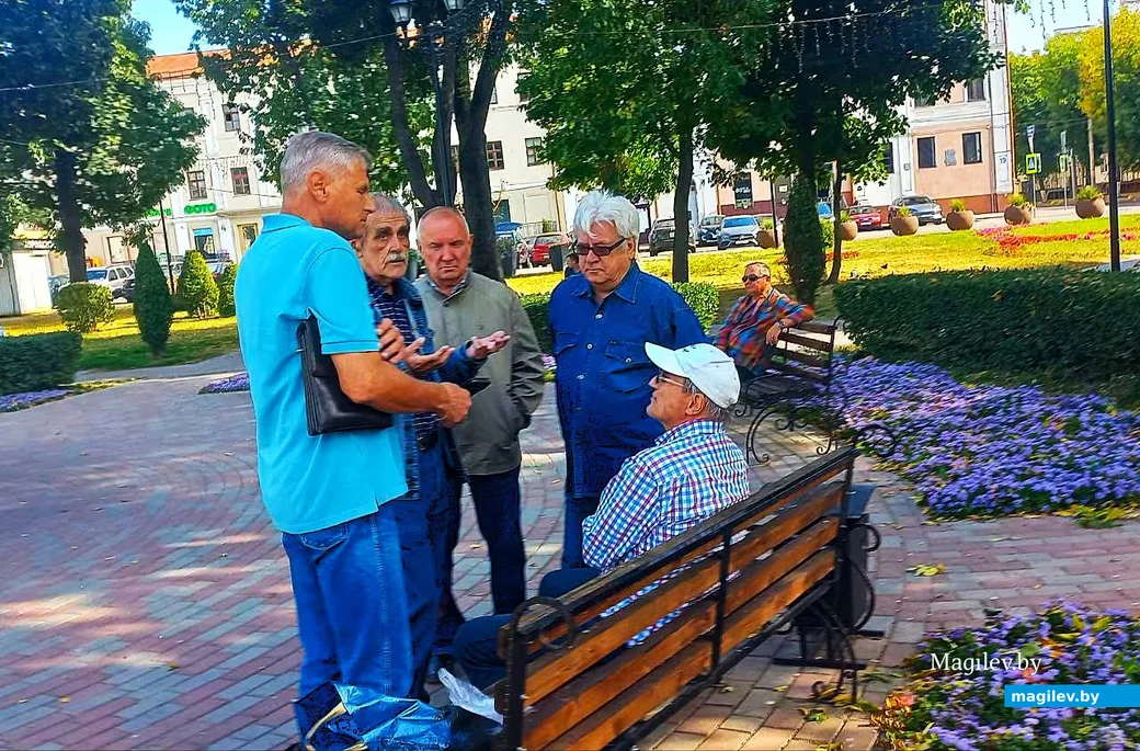  2025-год, Могилев. Володя Морозов (сидит в бейсболке) с товарищами-винильщиками.