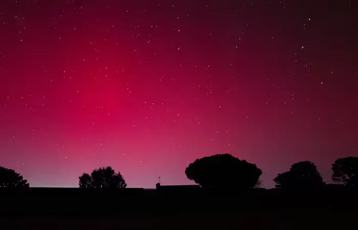  В ночной зоне западного полушария Земли наблюдаются сильные полярные сияния. Фото: Getty Images.