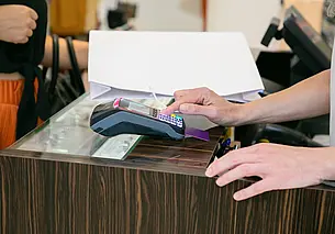 В Могилеве сотрудники магазина, не сходя с рабочего места, украли более 10 тысяч рублей