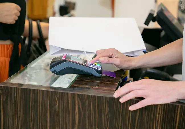 В Могилеве сотрудники магазина, не сходя с рабочего места, украли более 10 тысяч рублей