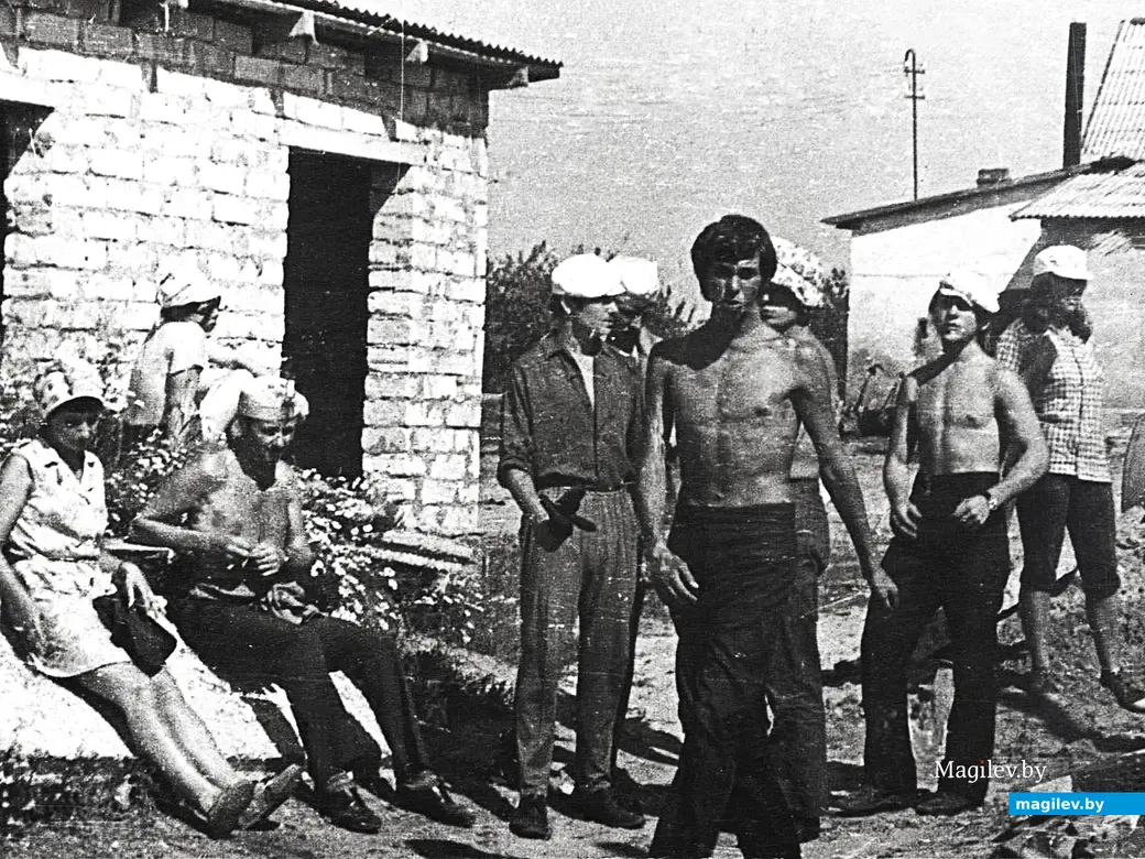 1973 год, деревня Барсуки Кировского района. Александр Капенкин (третий слева)