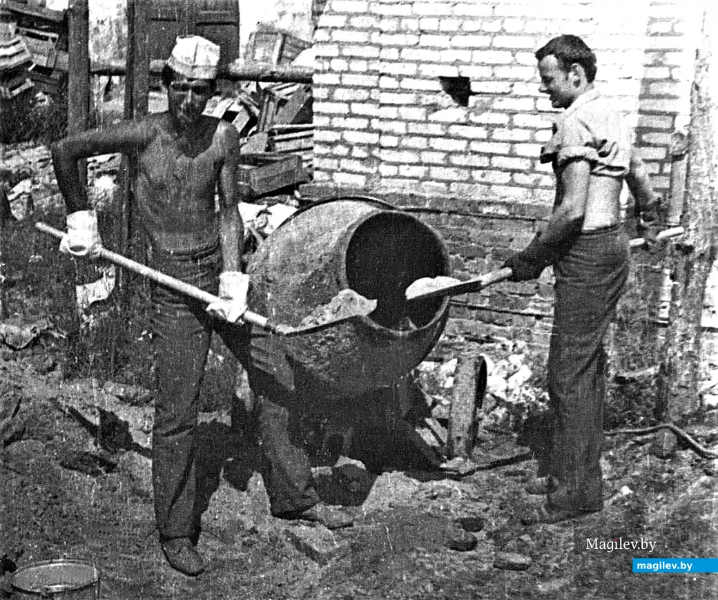 1973 год, деревня Барсуки Кировского района. Александр Капенкин (справа) и Шурик Дубов.