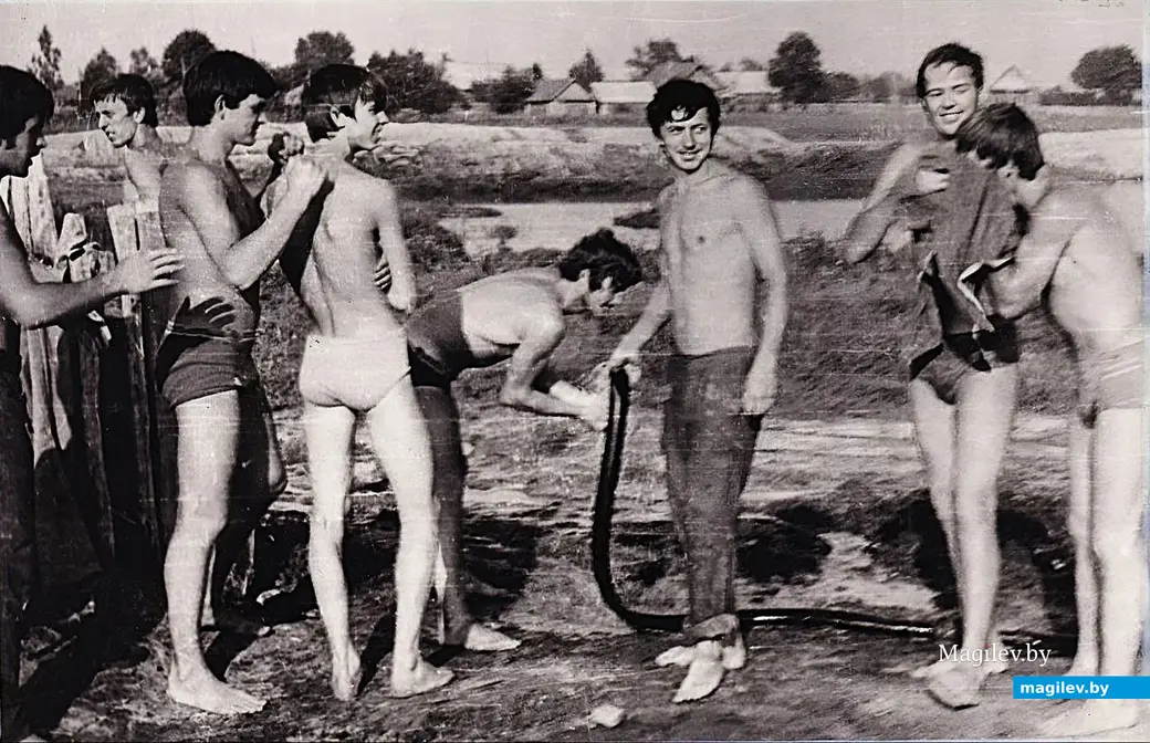 1972 год, Климовичский район. Студенты ММИ принимают душ.