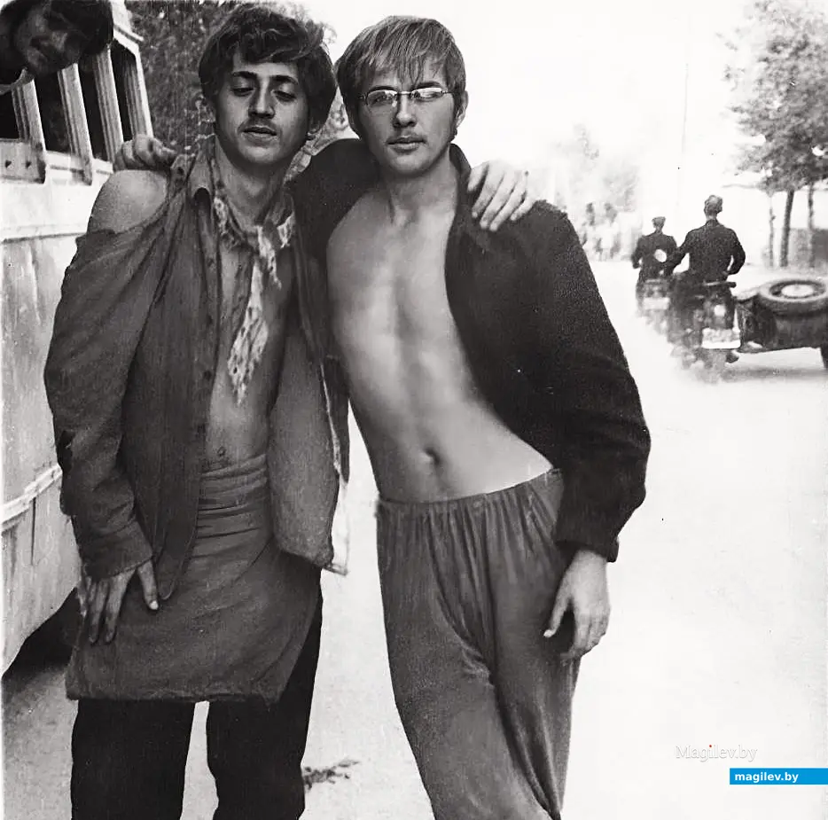 1972 год, Климовичский район. Виктор Гришечко (справа) с товарищами по строительному отряду.