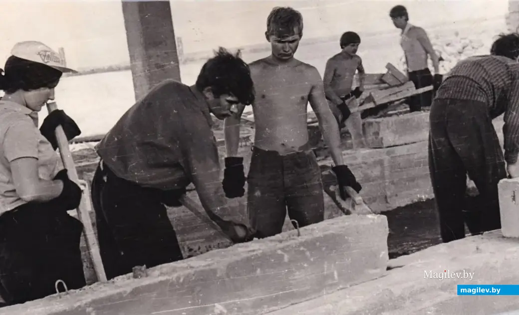 1972 год, Климовичский район. Студенты ММИ без дела не сидят.
