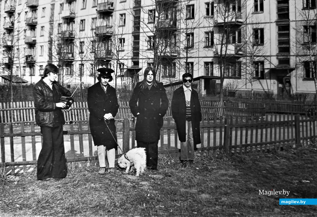 1970-е годы, Могилев, Мир-1. Филипп (в картузе) и его товарищи у дома Валика Сектанта (второй справа).