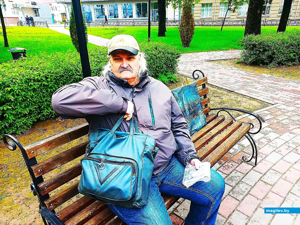 Май 2022 года, Могилев. Гена Семенов со своей реликвией, в которую он в прошлом умудрялся втискивать до 50 пластинок.