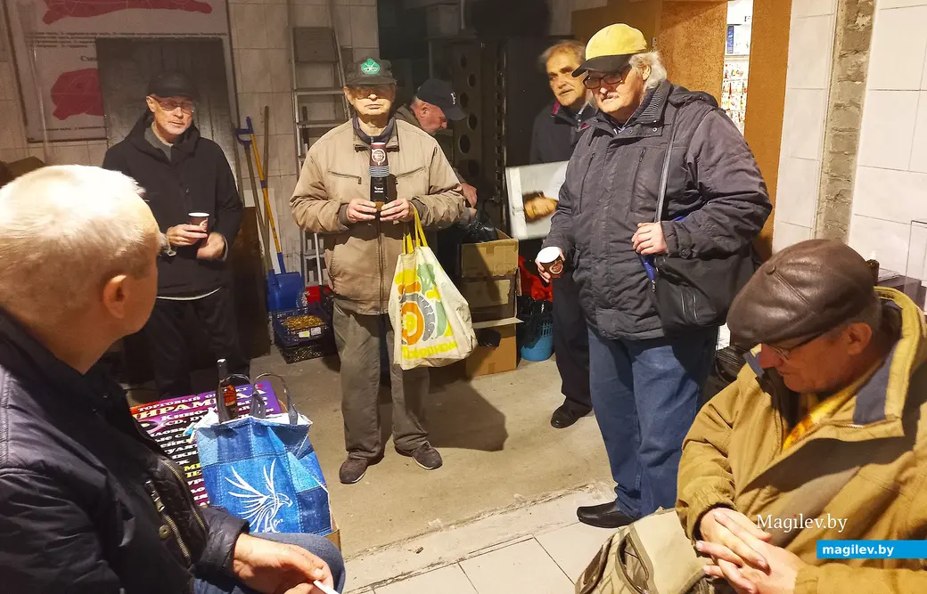 2022 год, Могилев, магазин «Пирамида». Товарищи по винилу поминают накануне покинувшего земной мир друга.