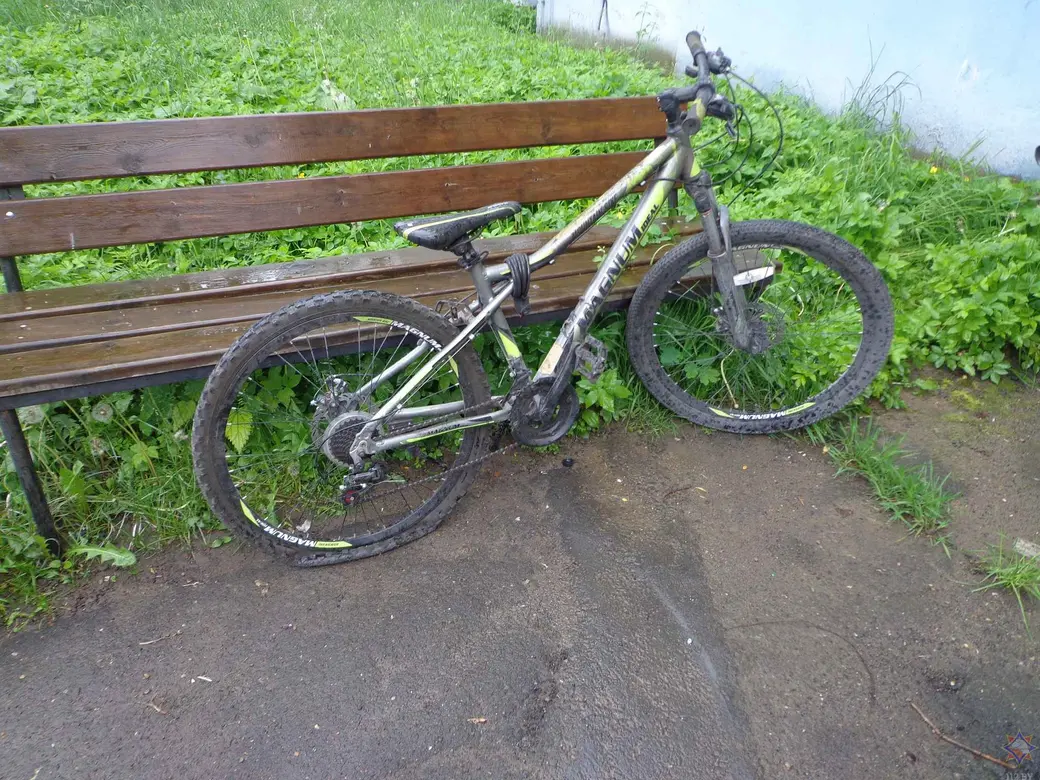 3.06.2025 г. В Бобруйске в подъезде пятиэтажки загорелись велосипеды. Фото: Могилевское областное УМЧС