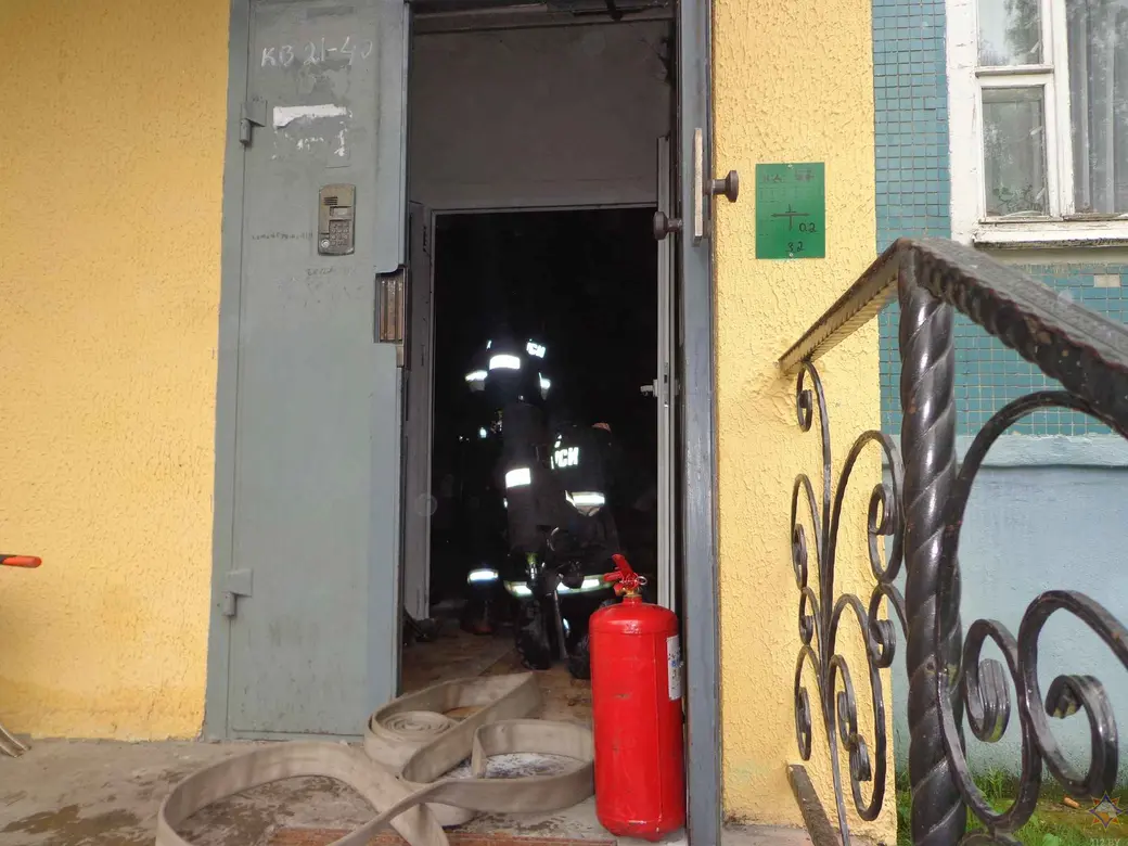 3.06.2025 г. В Бобруйске в подъезде пятиэтажки загорелись велосипеды. Фото: Могилевское областное УМЧС