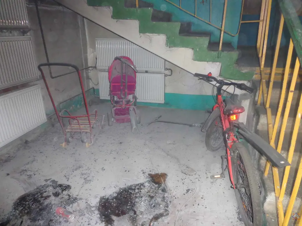 3.06.2025 г. В Бобруйске в подъезде пятиэтажки загорелись велосипеды. Фото: Могилевское областное УМЧС