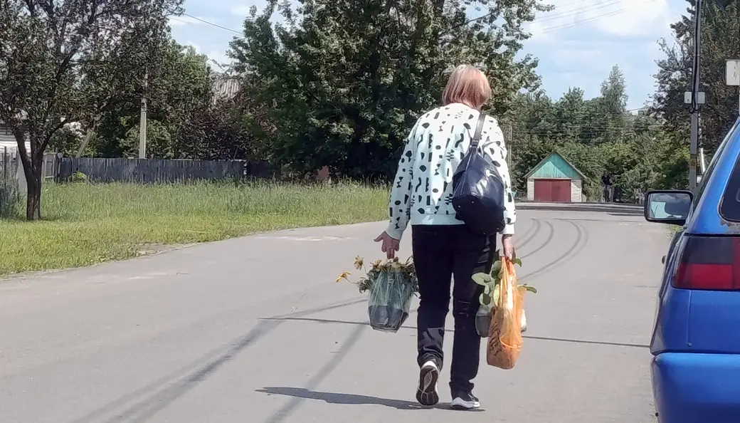 04.06.2025 год. Глуск. Покупательница идет домой с рынка.