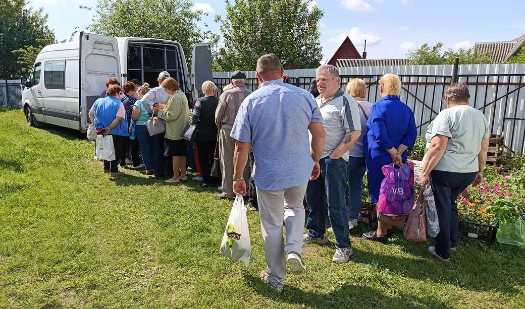 04.06.2025 год. Центральный глусский рынок. Очередь за рассадой.