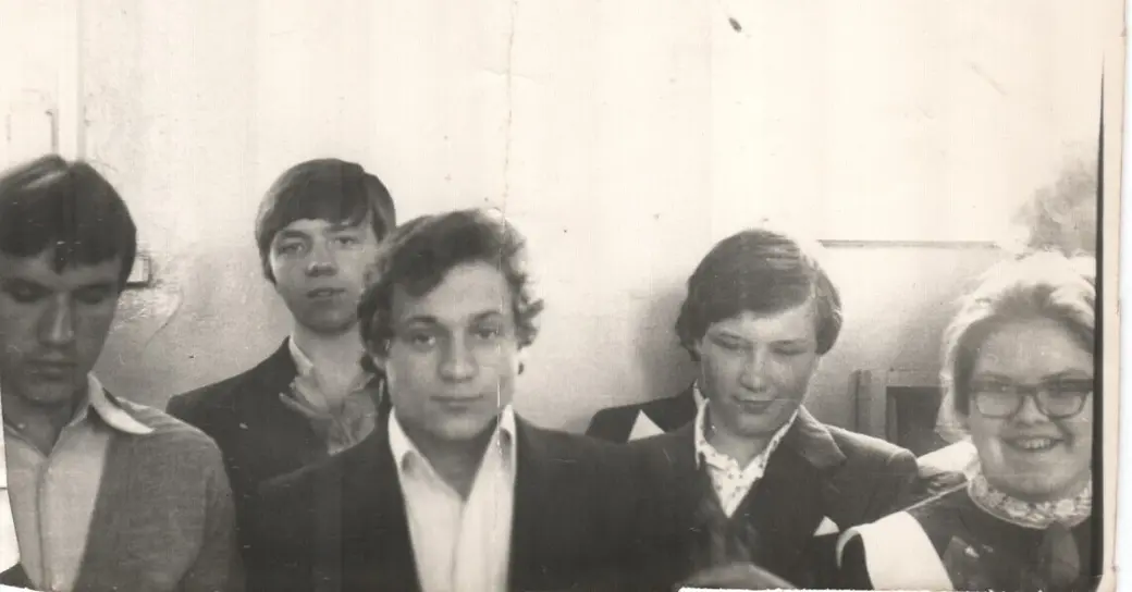 1980 год. 10 "Б" класс школы №23 г. Бобруйска. Последний звонок.. Олег Деменковец -в центре.