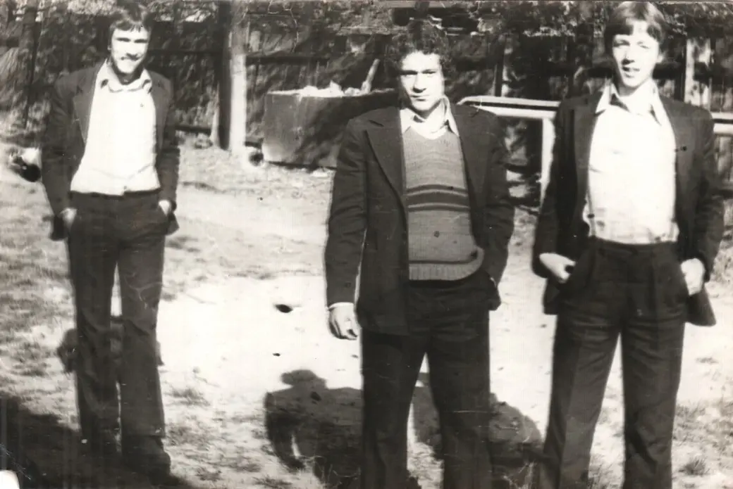 Бобруйск, 1980 год. 10 "Б" класс школы №23 во время перерыва на школьном дворе.