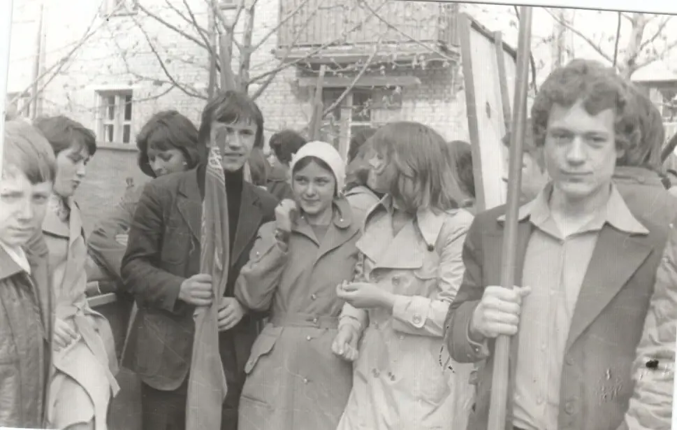 Бобруйск, 1979 год. 9 "Б" класс школы №23 на Первомайской демонстрации. Олег Деменковец - справа.
