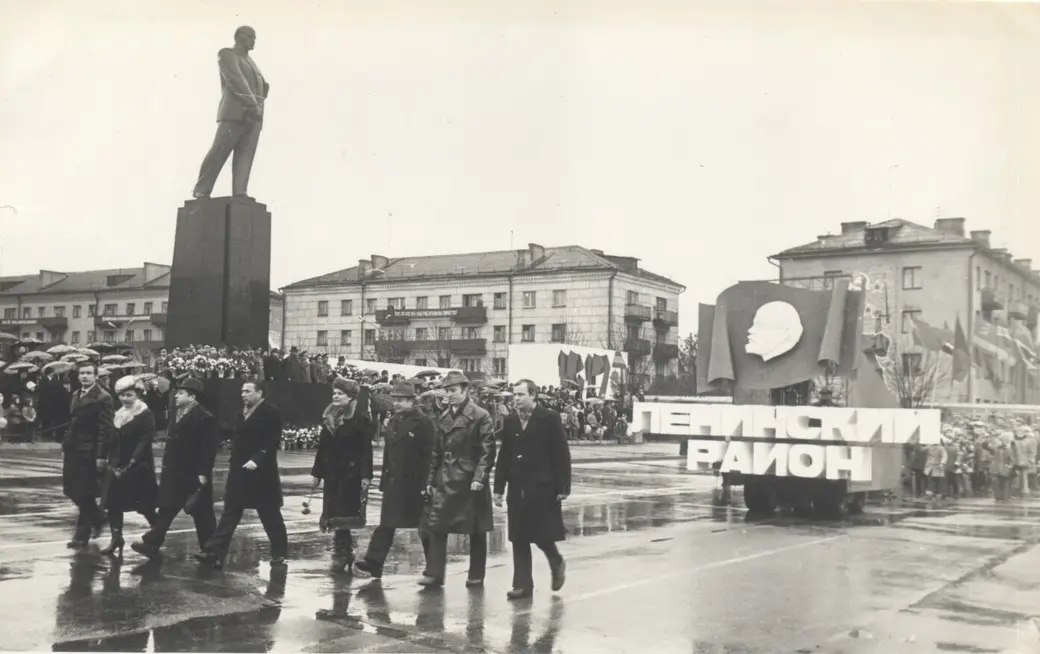 1970-е годы. Демонстрация на пл. Ленина. Проходит колонна Ленинского района Бобруйска.