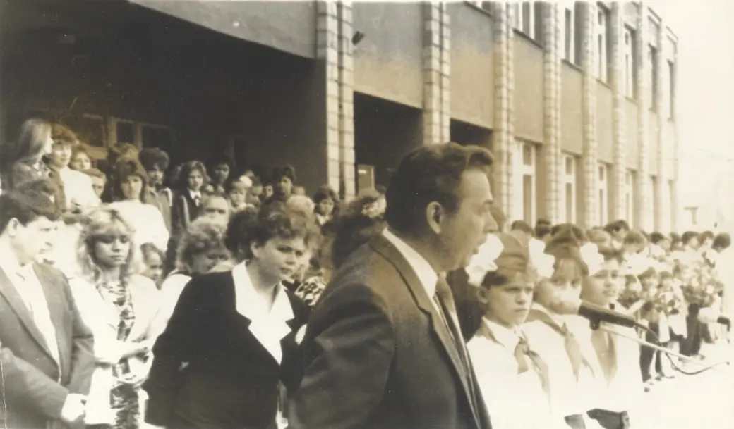 Торжественное мероприятие в СШ №30; - на переднем плане первый директор школы В.Н. Огур.