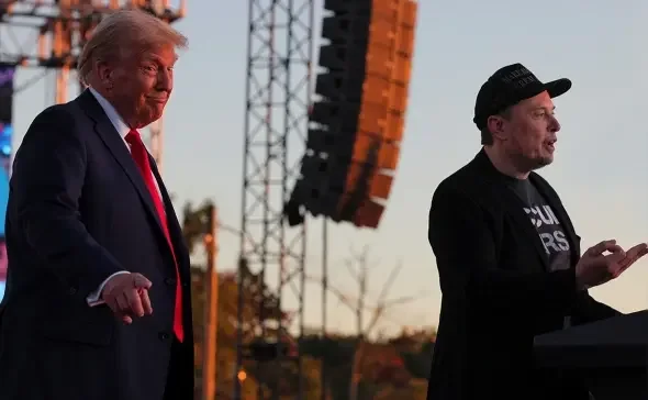Дональд Трамп и Илон Маск во время предвыборного митинга Трампа в Батлере, США, октябрь 2024