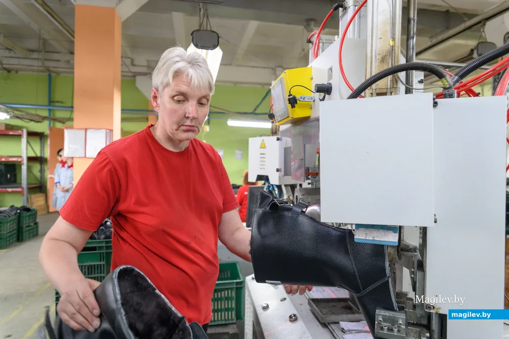 02.06.2025. Ул. Парковая, 57. ООО «Производственно-технологическая компания «Модерам-Запад». Участок пошива и сборки верха обуви.