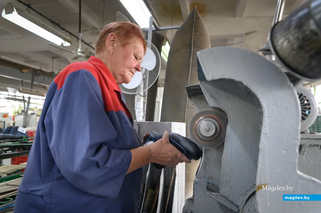 02.06.2025. Ул. Парковая, 57. ООО «Производственно-технологическая компания «Модерам-Запад». Участок пошива и сборки верха обуви.