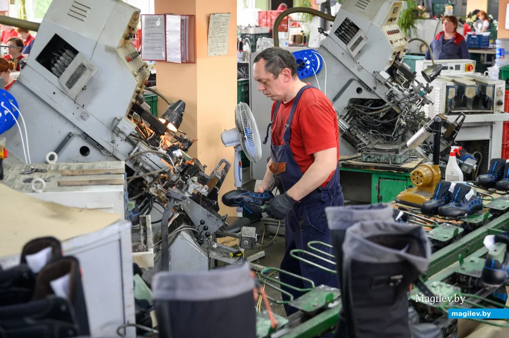 02.06.2025. Ул. Парковая, 57. ООО «Производственно-технологическая компания «Модерам-Запад». Участок пошива и сборки верха обуви.