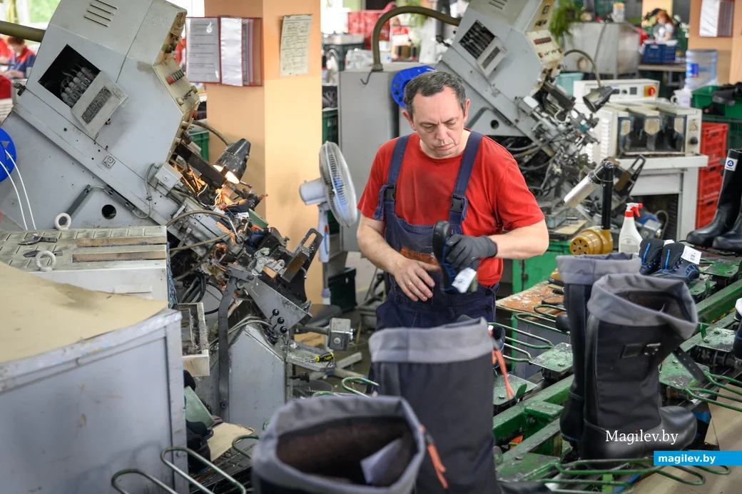 02.06.2025. Ул. Парковая, 57. ООО «Производственно-технологическая компания «Модерам-Запад». Участок пошива и сборки верха обуви.
