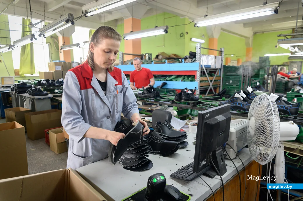 02.06.2025. Ул. Парковая, 57. ООО «Производственно-технологическая компания «Модерам-Запад». Участок пошива и сборки верха обуви.