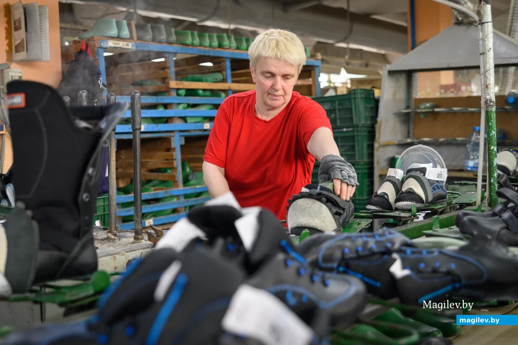 02.06.2025. Ул. Парковая, 57. ООО «Производственно-технологическая компания «Модерам-Запад». Участок пошива и сборки верха обуви.