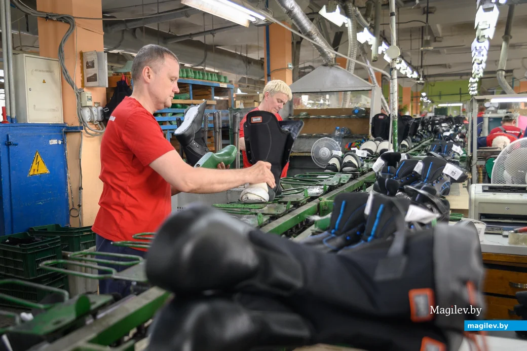 02.06.2025. Ул. Парковая, 57. ООО «Производственно-технологическая компания «Модерам-Запад». Участок пошива и сборки верха обуви.