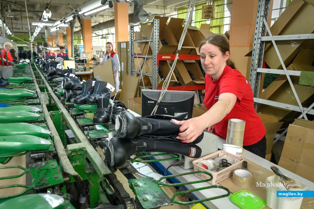 02.06.2025. Ул. Парковая, 57. ООО «Производственно-технологическая компания «Модерам-Запад». Участок пошива и сборки верха обуви.