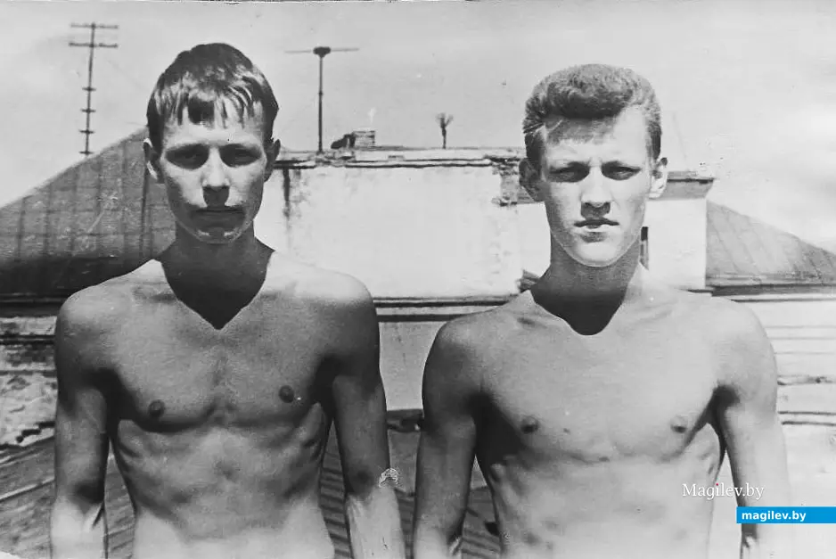 1960-е годы, Могилев. Витя Борисов (справа) мог забраться куда угодно.. И не только в своих мыслях.