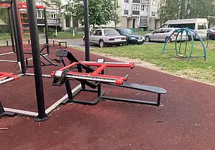 Нога 7-летней девочки застряла в уличном тренажере в Костюковичах