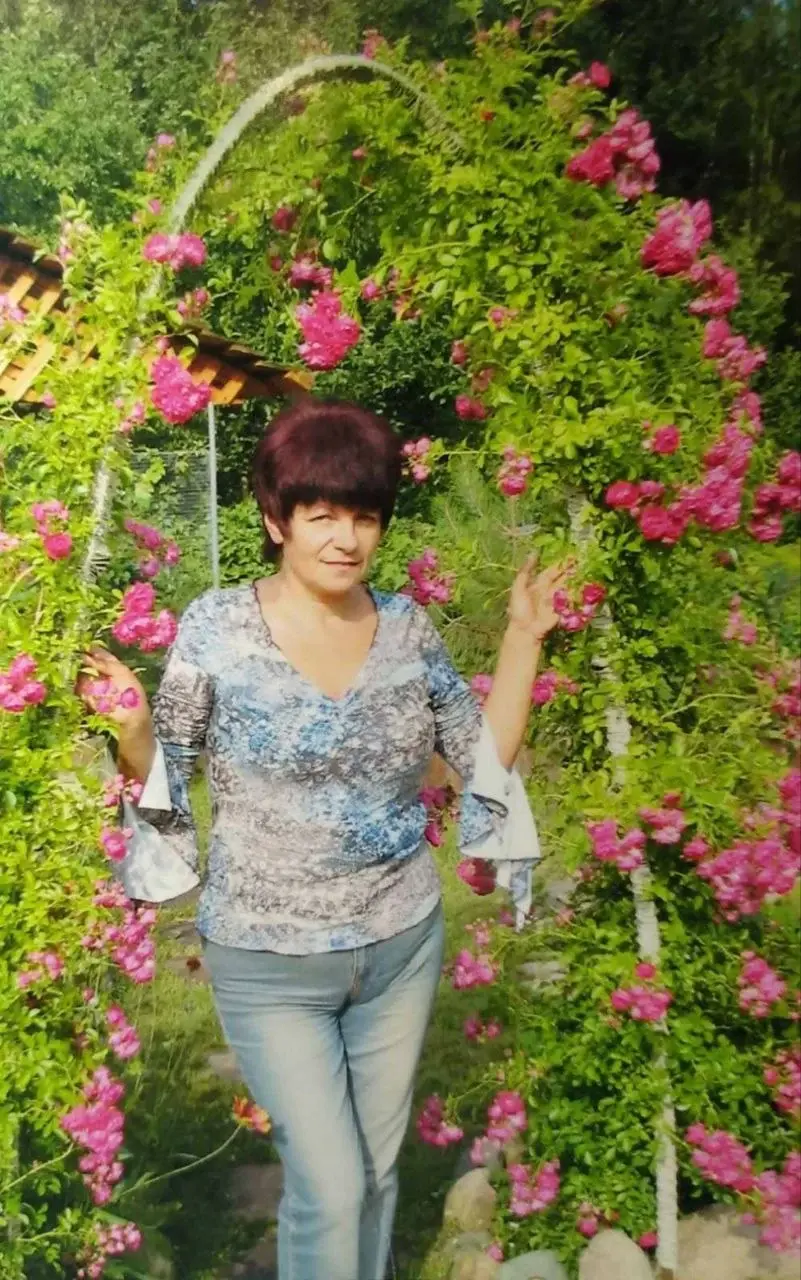 Лариса Суздалева и плетистая роза Рамблер Супер Дороти на арке. Это исключение, такой вариант не подходит для малоуходного сада. Но хозяйка не смогла с ней расстаться -
