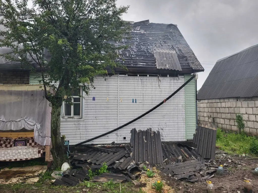В Могилеве в пер. Юношеском горел жилой дом. Фото: Могилевское областное УМЧС