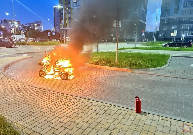 Электротрицикл загорелся во время движения на улице Гришина в Могилеве