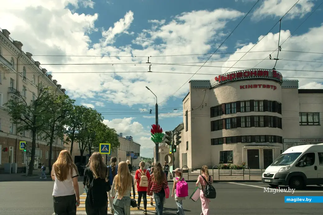 Июнь 2025 г. Могилев, кинотеатр «Чырвоная Зорка». Неподалеку отсюда, в сторону центра, находился и первый в городе кинотеатр «Чары» .