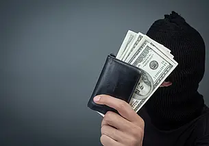 Минчанин отдал мошенникам более 30 тыс  долларов и 20 тыс  евро