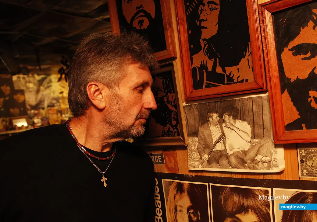 2012 год, Могилев, Папенка, домашний битловский музей Кутузова. В центре – черно-белое фото Коли Клишевича и Вовы Кутузова.