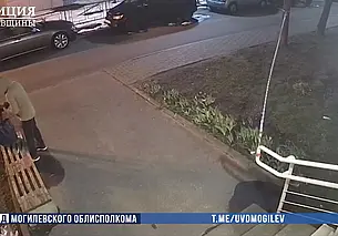 Могилевчанин забрал деньги из забытой у подъезда сумки: момент кражи попал в «кадр»