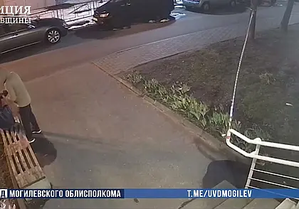 Могилевчанин забрал деньги из забытой у подъезда сумки: момент кражи попал в «кадр»