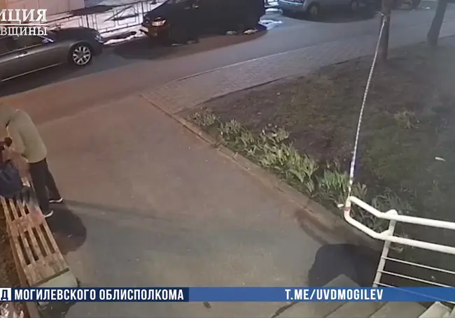 Могилевчанин забрал деньги из забытой у подъезда сумки: момент кражи попал в «кадр»