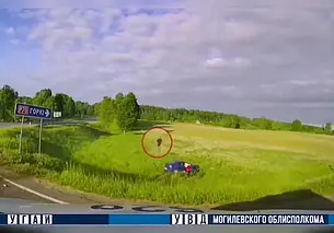 В Горках пьяный водитель удирал от ГАИ, автомобиль съехал в кювет и опрокинулся