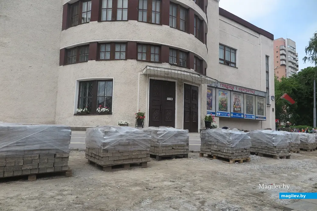 11.06.2025 г. Могилев, ул. Первомайская, идет укладка тротуарной плитки.