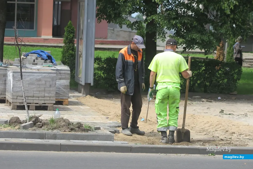 11.06.2025 г. Могилев, ул. Первомайская, идет укладка тротуарной плитки.