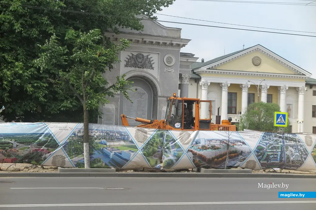 11.06.2025 г. Могилев, ул. Первомайская, идет укладка тротуарной плитки.