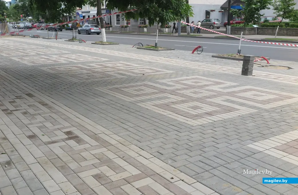 11.06.2025 г. Могилев, ул. Первомайская, идет укладка тротуарной плитки.