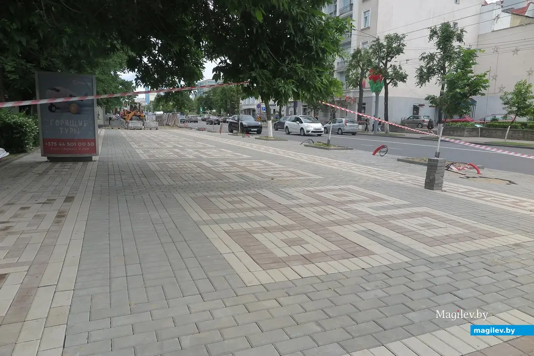 11.06.2025 г. Могилев, ул. Первомайская, идет укладка тротуарной плитки.